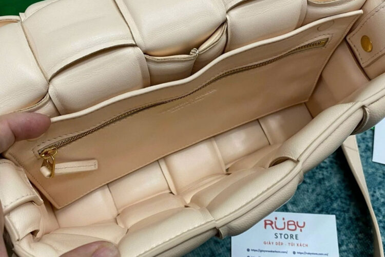 Túi Bottega Veneta Padded Cassette Bag Nude Pink Da Cừu Màu Kem S26
