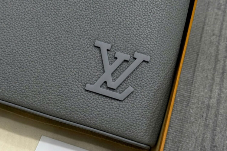 Túi LV Takeoff Pouch Aerogram Ipad Grey Calfskin 30CM Màu Xám