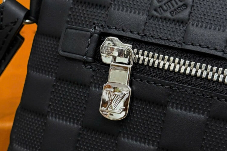 Túi LV Takeoff Pouch Damier Infini N40504 30CM Màu Đen