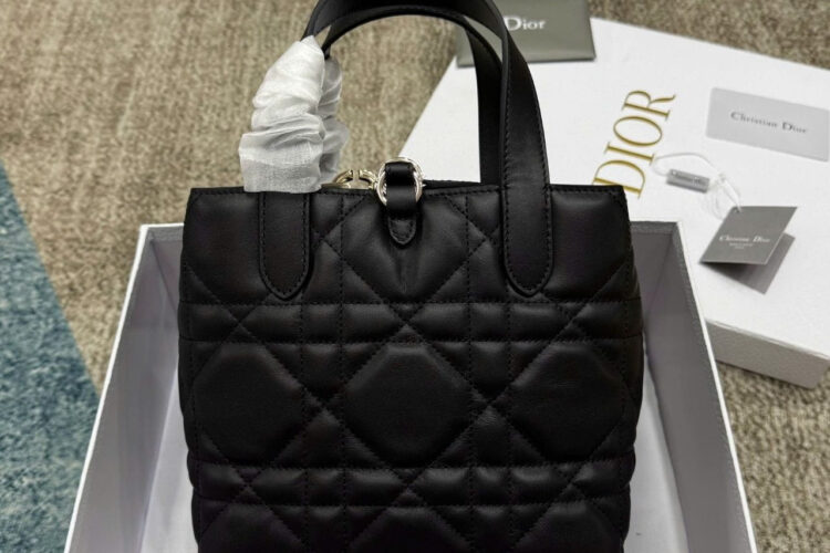 Túi Small Dior Toujours Vertical Tote Bag Black Macrocannage Calfskin đen