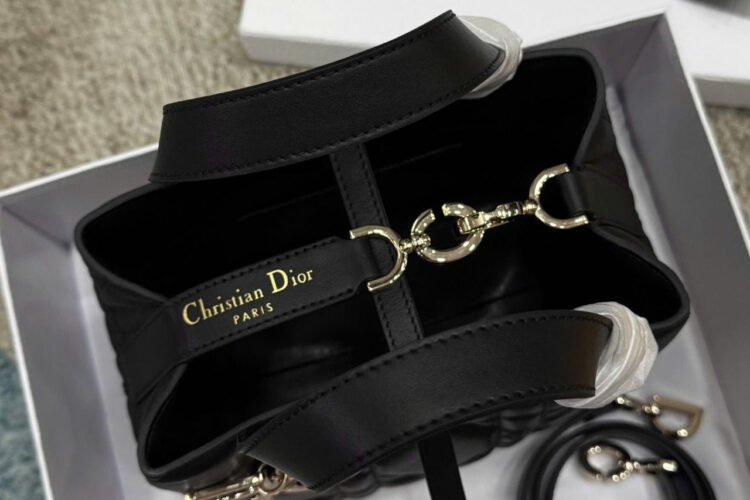 Túi Small Dior Toujours Vertical Tote Bag Black Macrocannage Calfskin đen