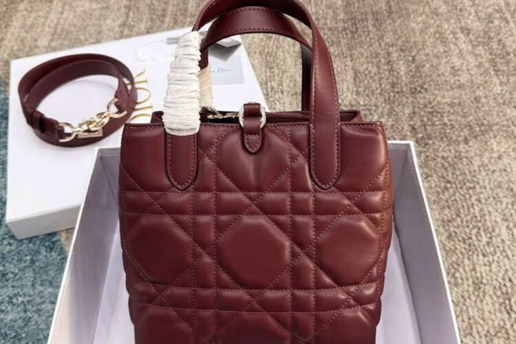 Túi Small Dior Toujours Vertical Tote Bag Burgundy Macrocannage Calfskin đỏ