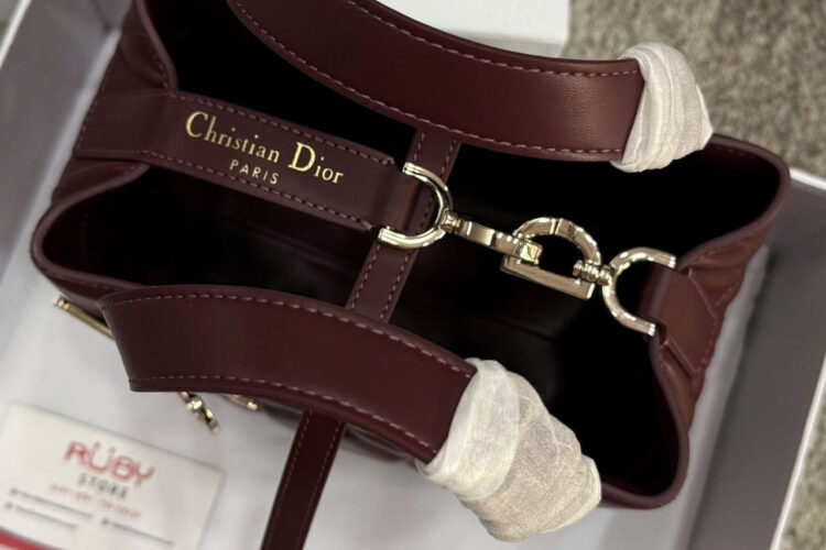 Túi Small Dior Toujours Vertical Tote Bag Burgundy Macrocannage Calfskin đỏ