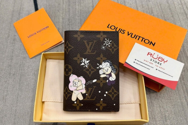 Ví LV Passport Cover Vivienne Winter Holiday M12237 Nâu Lót Xanh