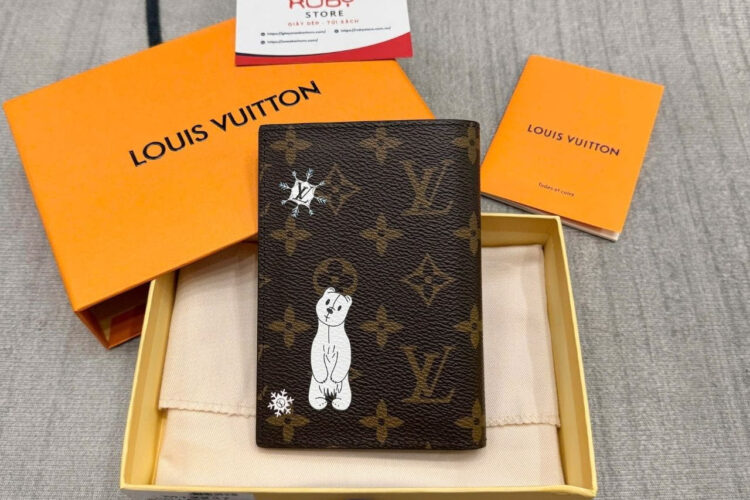 Ví LV Passport Cover Vivienne Winter Holiday M12237 Nâu Lót Xanh