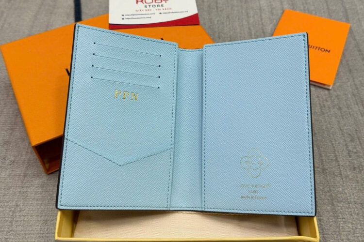 Ví LV Passport Cover Vivienne Winter Holiday M12237 Nâu Lót Xanh