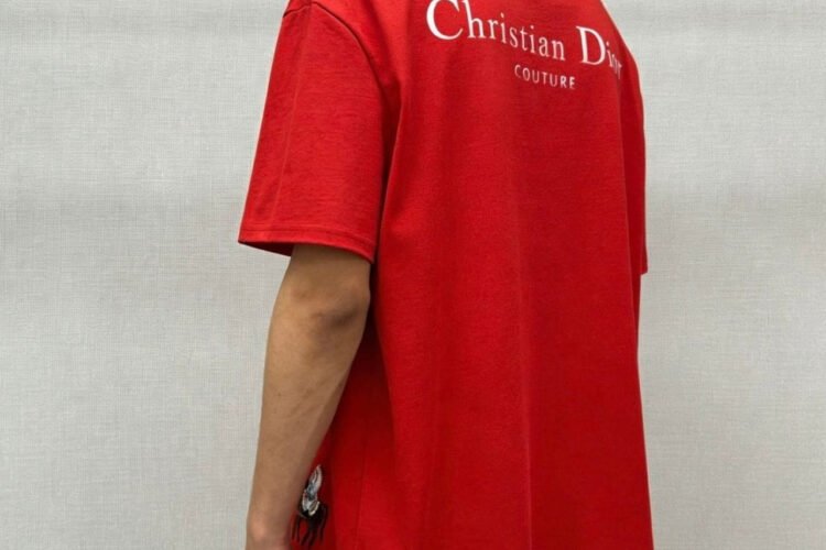 Áo Thun Dior Màu đỏ họa tiết thêu ngựa