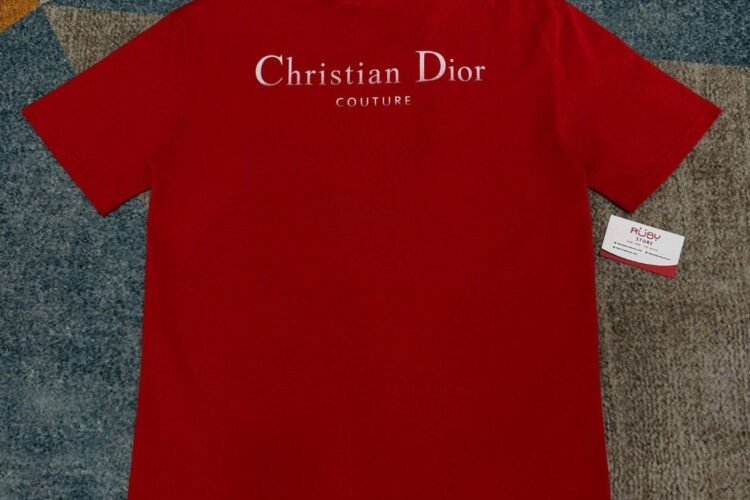 Áo Thun Dior Màu đỏ họa tiết thêu ngựa