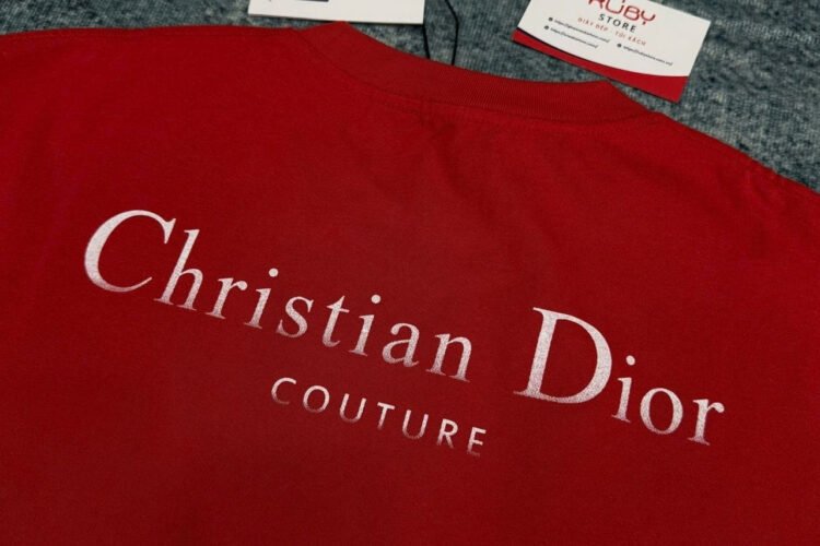 Áo Thun Dior Màu đỏ họa tiết thêu ngựa