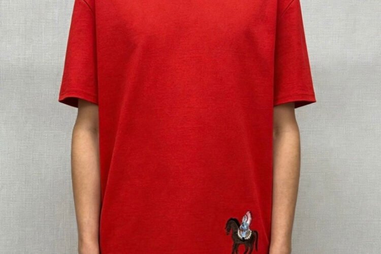 Áo Thun Dior Màu đỏ họa tiết thêu ngựa