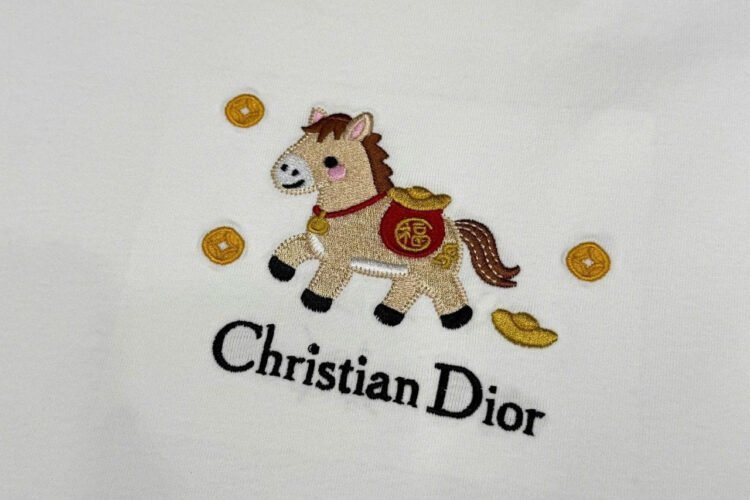 Áo Thun Dior Màu Trắng Họa Tiết Thêu Ngựa