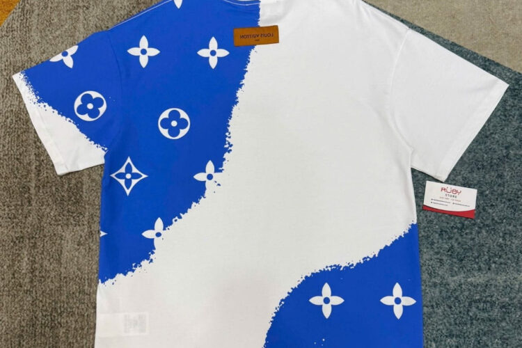Áo Thun LV Trắng Xanh Dương Hoạ Tiết Monogram Trắng Best Deal