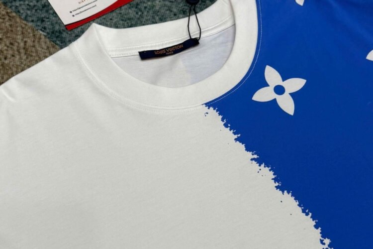 Áo Thun LV Trắng Xanh Dương Hoạ Tiết Monogram Trắng Best Deal