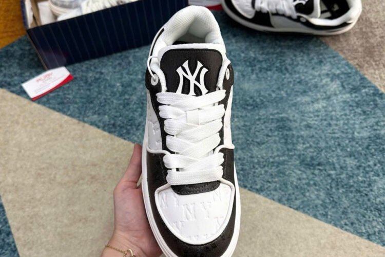 Giày MLB Liner Monogram NY Emboss Black White Màu Đen Trắng