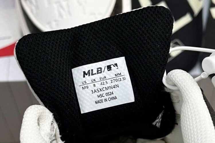 Giày MLB Liner Monogram NY Emboss Black White Màu Đen Trắng