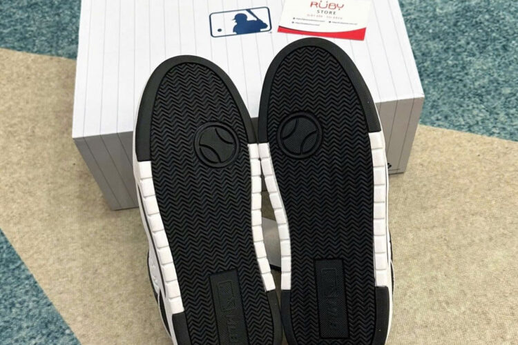 Giày MLB Liner Monogram NY Emboss Black White Màu Đen Trắng