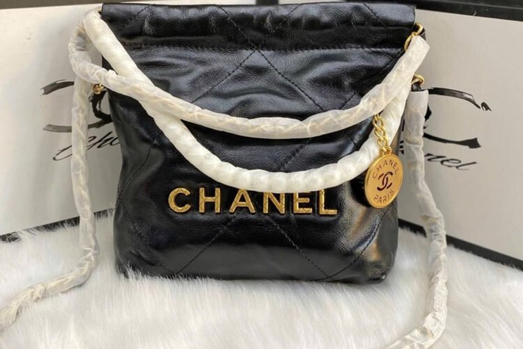 Túi CN 22 Mini Handbag Black Crumpled Calfskin Pearl Chain GHW 20CM