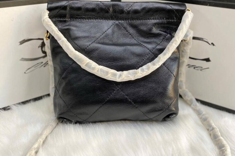 Túi CN 22 Mini Handbag Black Crumpled Calfskin Pearl Chain GHW 20CM