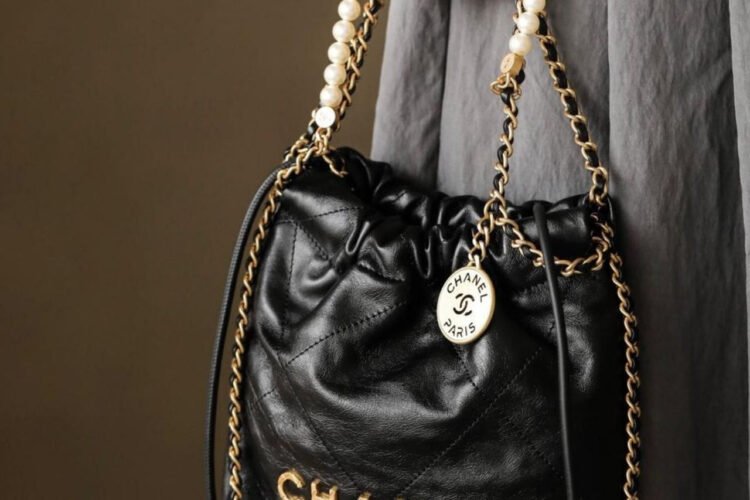 Túi CN 22 Mini Handbag Black Crumpled Calfskin Pearl Chain GHW 20CM
