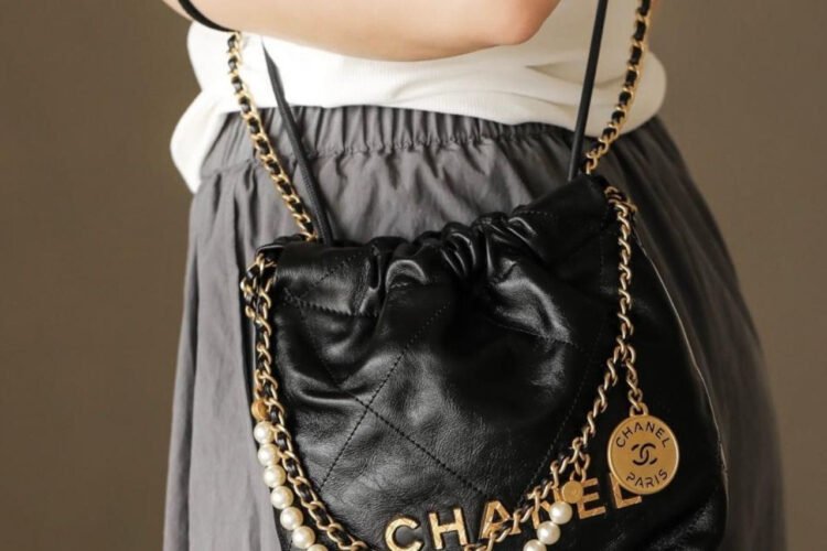 Túi CN 22 Mini Handbag Black Crumpled Calfskin Pearl Chain GHW 20CM