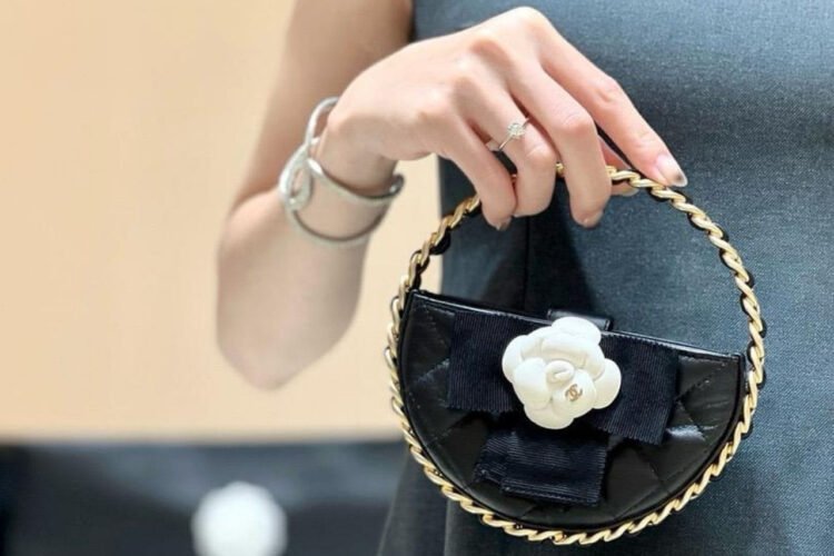 Túi CN 23K Jennie Pouch Round Camellia Black Lambskin đen