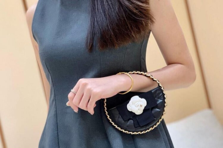 Túi CN 23K Jennie Pouch Round Camellia Black Lambskin đen