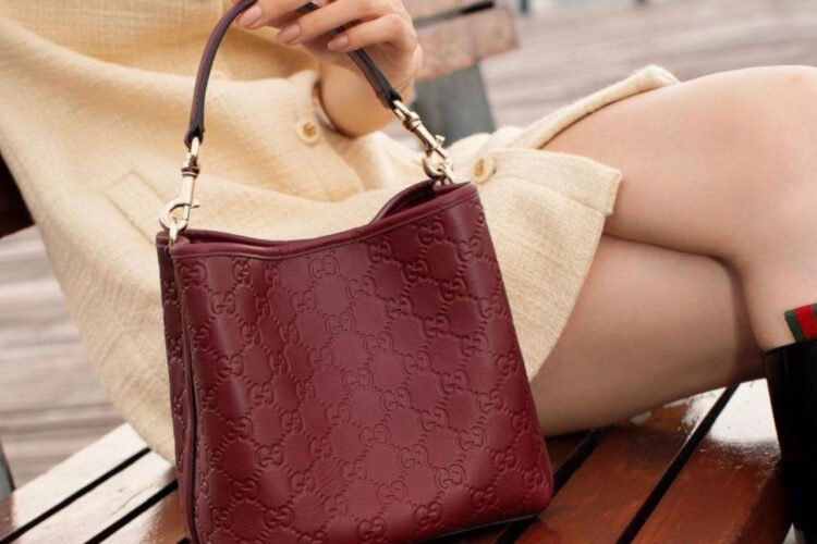 Túi Gucci GG Emblem Small Bucket Bag Burgundy Màu đỏ Best Da Ý