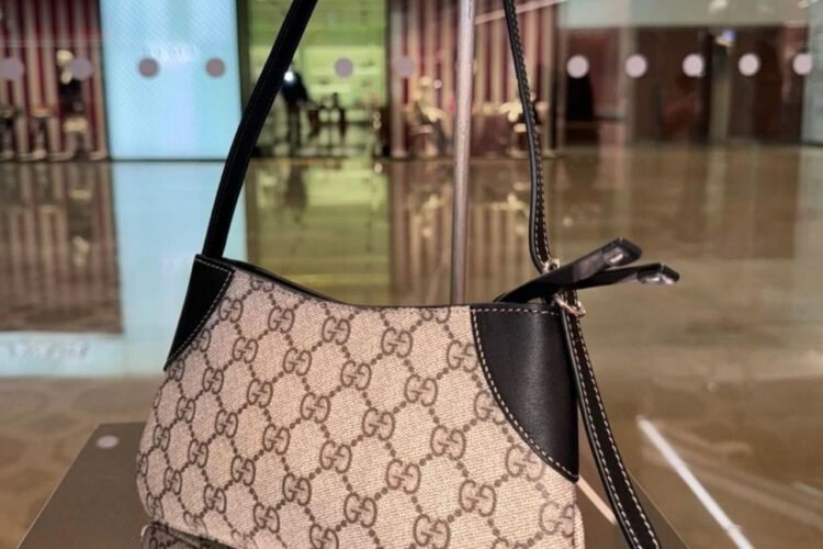 Túi Gucci GG Emblem Small Shoulder Bag Beige Black Be Đen