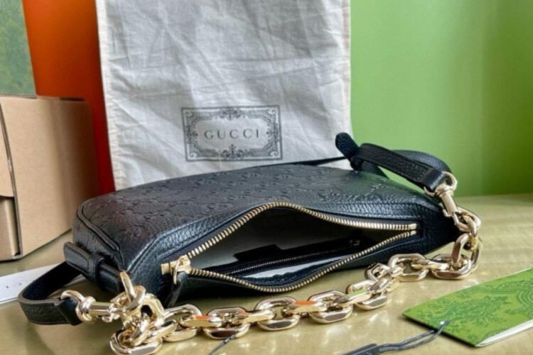 Túi Gucci GG Emblem Small Shoulder Black Bag With Chain Đen Dây Vàng