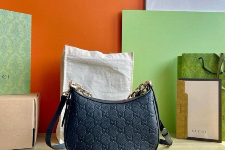 Túi Gucci GG Emblem Small Shoulder Black Bag With Chain Đen Dây Vàng