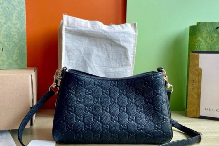 Túi Gucci GG Emblem Small Shoulder Black Grainy Leather
