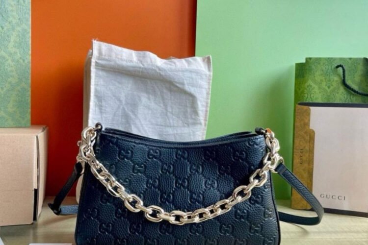 Túi Gucci GG Emblem Small Shoulder Black Grainy Leather