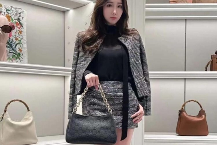 Túi Gucci GG Emblem Small Shoulder Black Grainy Leather