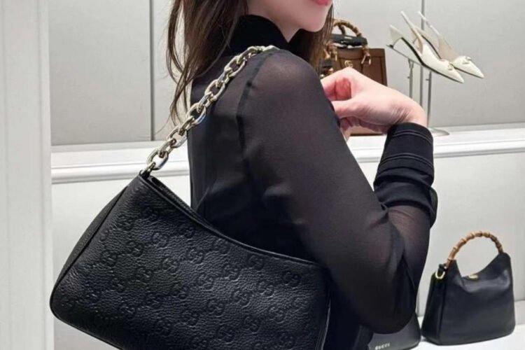 Túi Gucci GG Emblem Small Shoulder Black Grainy Leather