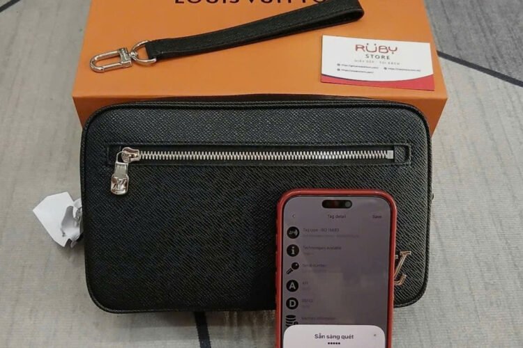 Túi LV Pochette Kasai Black Taiga M30441 Màu Đen 25CM