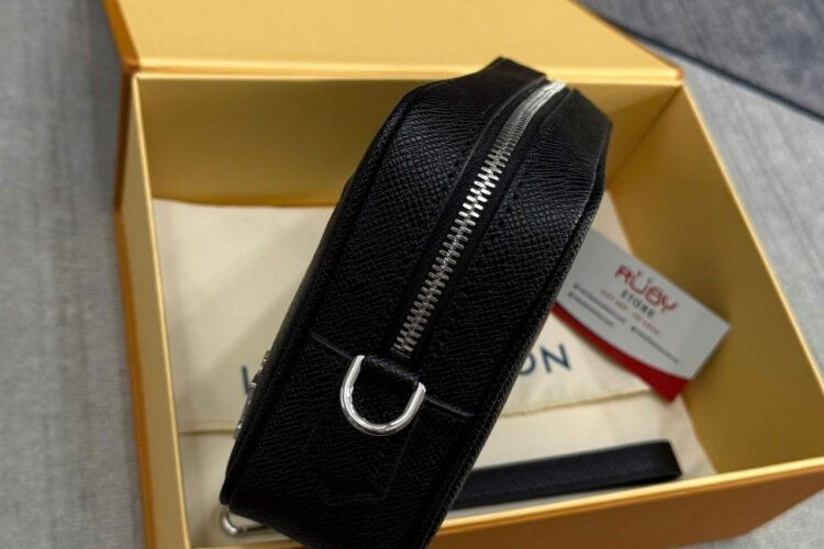 Túi LV Pochette Kasai Black Taiga M30441 Màu Đen 25CM