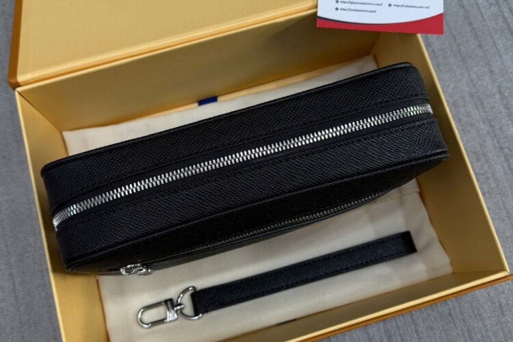 Túi LV Pochette Kasai Black Taiga M30441 Màu Đen 25CM