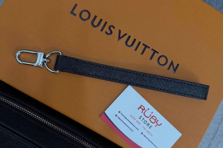 Túi LV Pochette Kasai Black Taiga M30441 Màu Đen 25CM