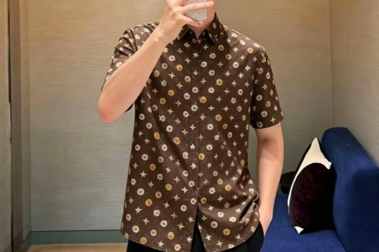 Áo Sơ Mi LV Monogram In Hình Ngắn Tay Màu Nâu Đậm Chất Lượng Tốt
