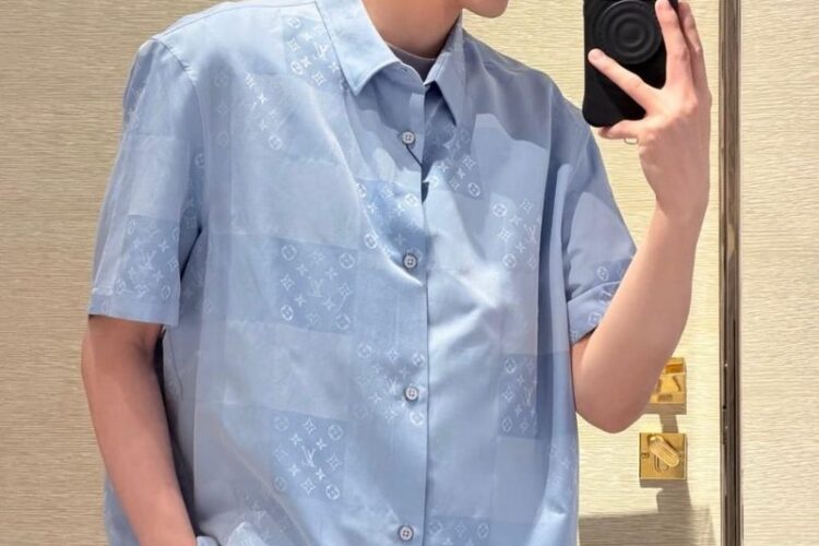 Áo Sơ Mi LV Patchwork Jacquard Short-Sleeved Shirt Monogram Pale Blue chi tiết góc nghiêng