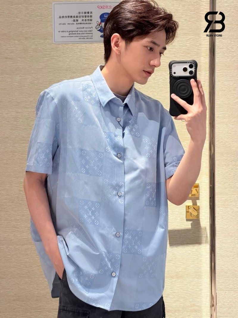 Áo Sơ Mi LV Patchwork Jacquard Short-Sleeved Shirt Monogram Pale Blue chi tiết góc nghiêng