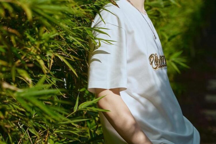 Áo Thun LV Embellished Signature T-Shirt Đính Cườm Màu Trắng Best Quality góc nghiêng chi tiết
