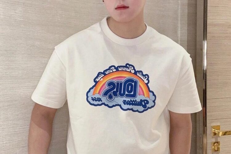 Áo Thun LV Rainbow Printed T-Shirt Màu Trắng góc nghiêng chi tiết
