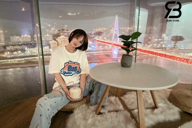 Áo Thun LV Rainbow Printed T-Shirt Màu Trắng với thiết kế độc đáo