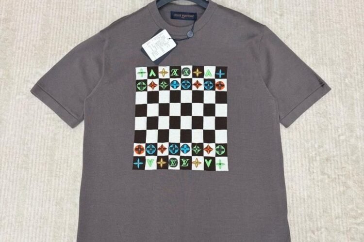 Áo Thun LV Spring 27 T-shirt Grey Miroir Monogram Màu Xám Best Quality góc nghiêng chi tiết