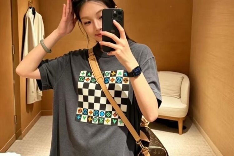 Áo Thun LV Spring 27 T-shirt Grey Miroir Monogram Màu Xám Best Quality với chi tiết logo