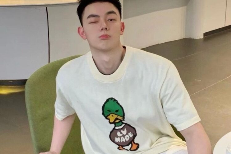 Áo Thun LV x Nigo Intarsia Jacquard Duck Short-Sleeve Crewneck T-Shirt Màu Kem Best Quality