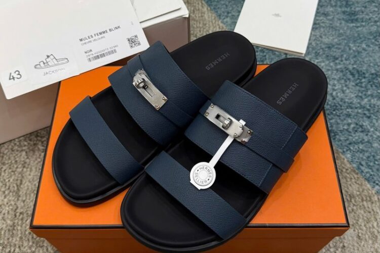 Dép Hermes Jackson Sandal Marine Blue Epsom SHW Best Pháp góc nghiêng chi tiết
