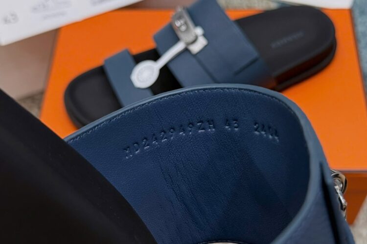 Dép Hermes Jackson Sandal Marine Blue Epsom SHW Best Pháp, kiểu dáng sang trọng.
