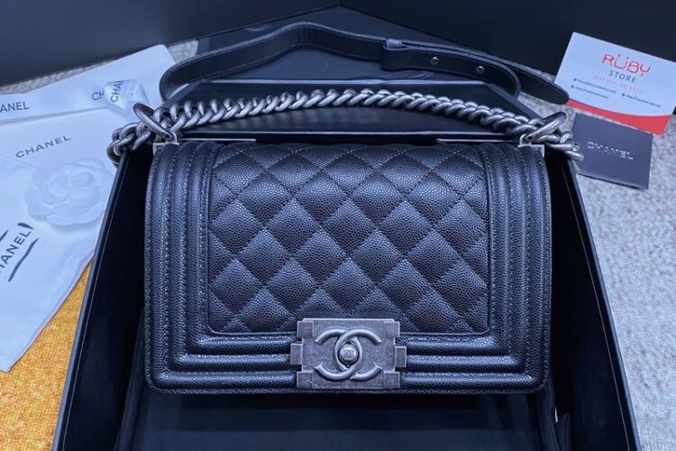 Túi Chanel Le Boy Small Black Caviar SHW Best Sale góc nghiêng chi tiết